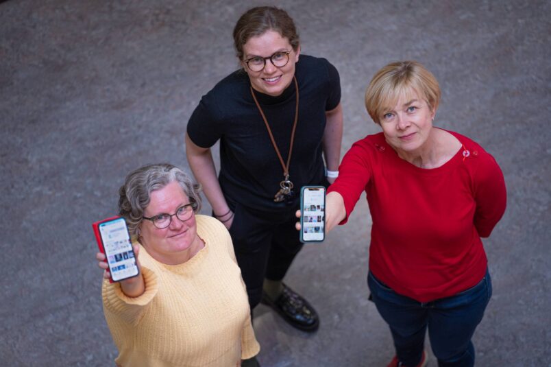 Marja Hjelt (vas.), Annastiina Louhisalmi ja Anna Tuomikoski.