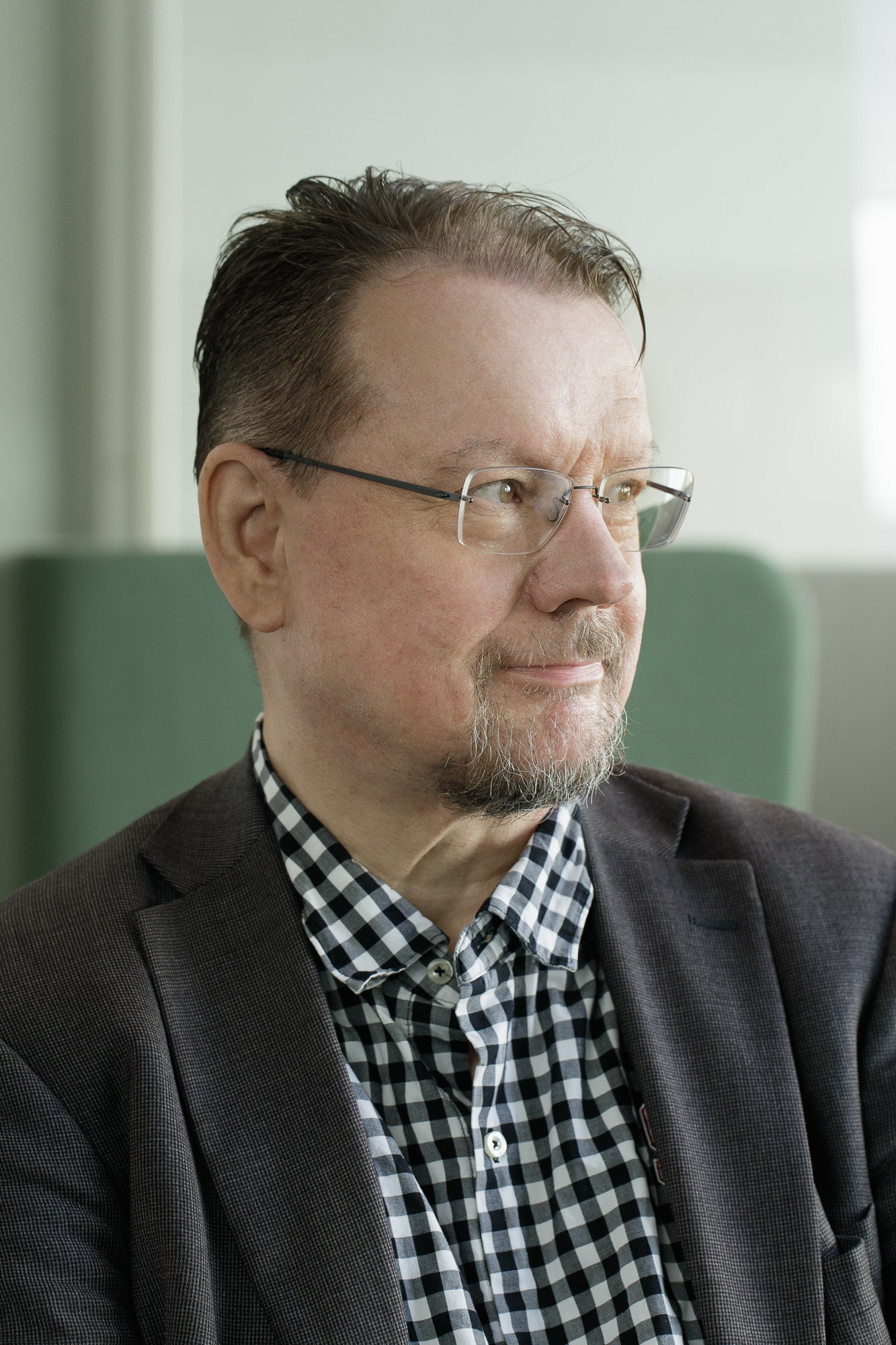 Seppo Poutanen istuu katse oikealle.