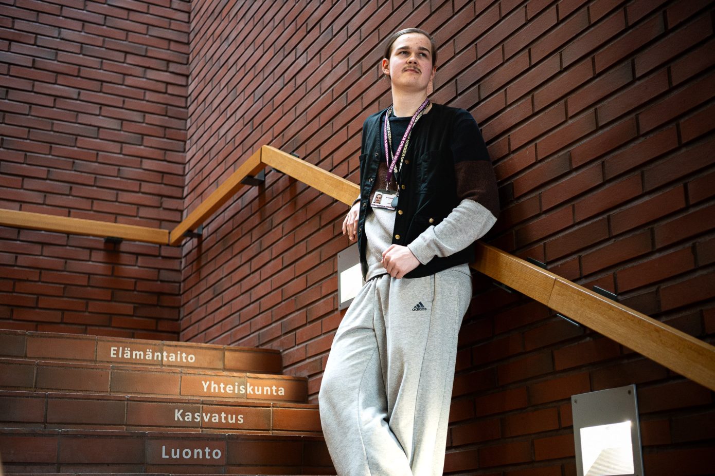 Elias Ojalammi istuu kirjaston portailla.
