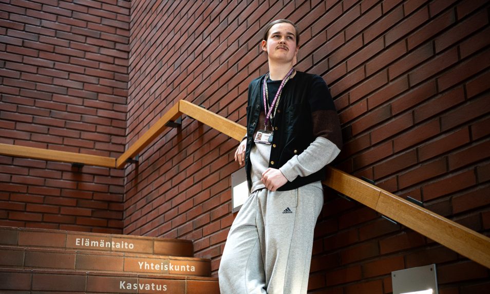 Elias Ojalammi istuu kirjaston portailla.