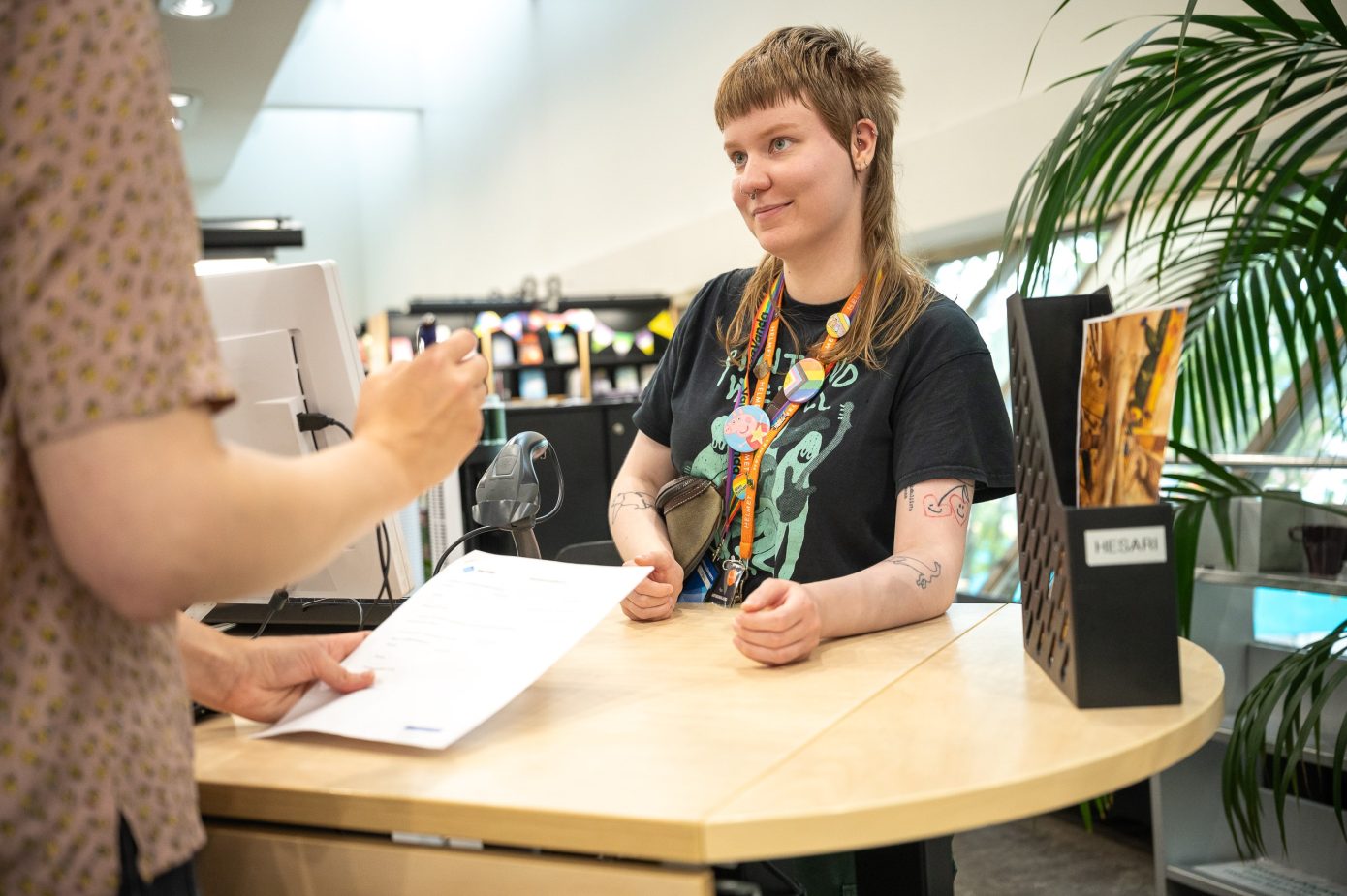 Pipsa Hämäläinen palvelee asiakkaita Vantaan Tikkurilan kirjastossa.