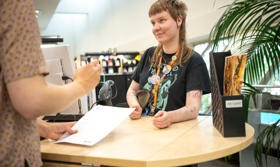 Pipsa Hämäläinen palvelee asiakkaita Vantaan Tikkurilan kirjastossa.