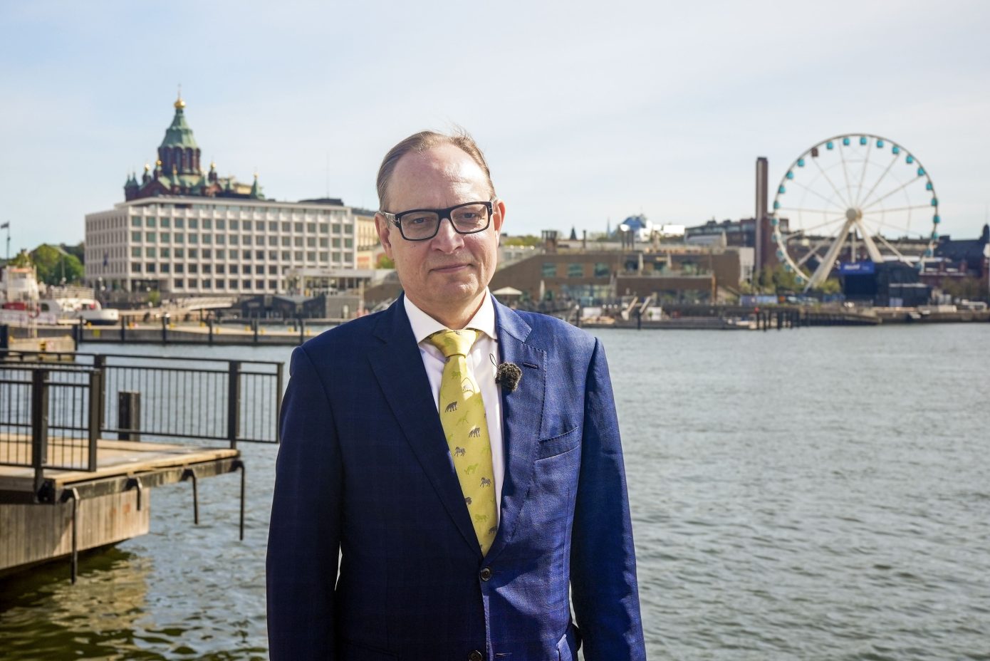 Sakari Laiho seisoo Helsingin Eteläsataman rannassa.