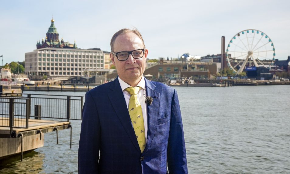 Sakari Laiho seisoo Helsingin Eteläsataman rannassa.